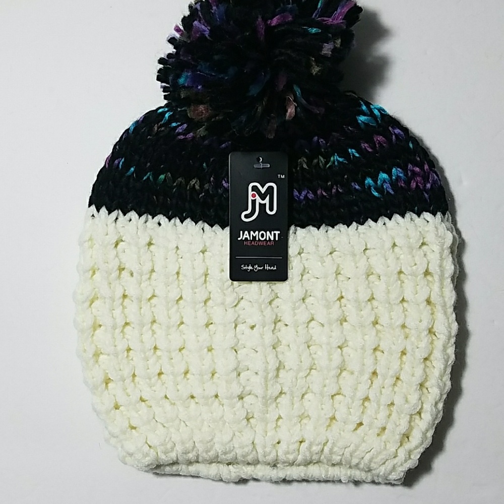 NWT Chunky Knit Hat Pom