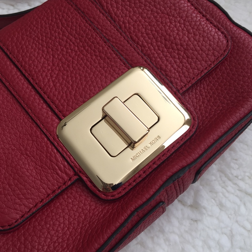 Michael Kors Lila Small Messenger  bag. - Picture 2 of 6