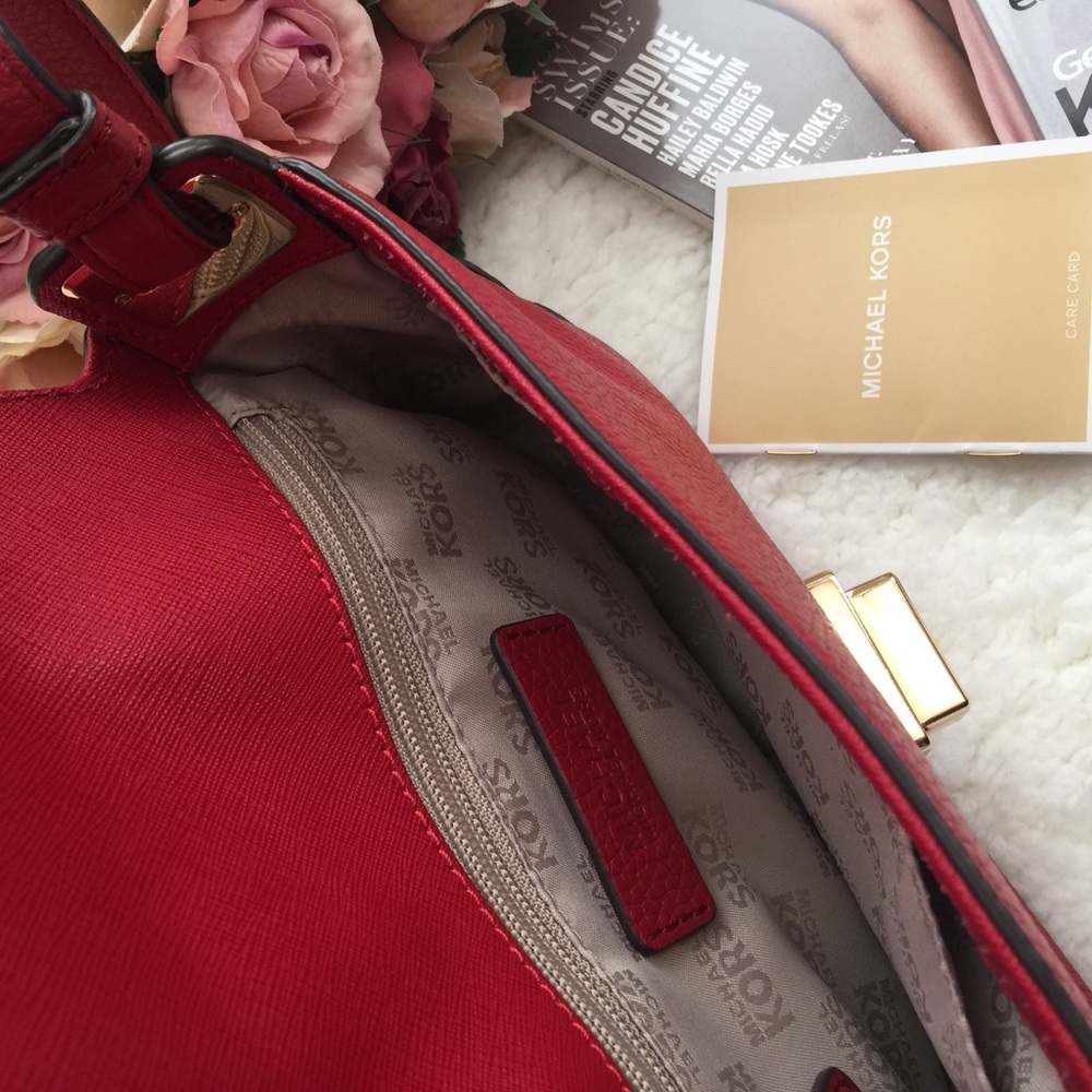 Michael Kors Lila Small Messenger  bag. - Picture 3 of 6