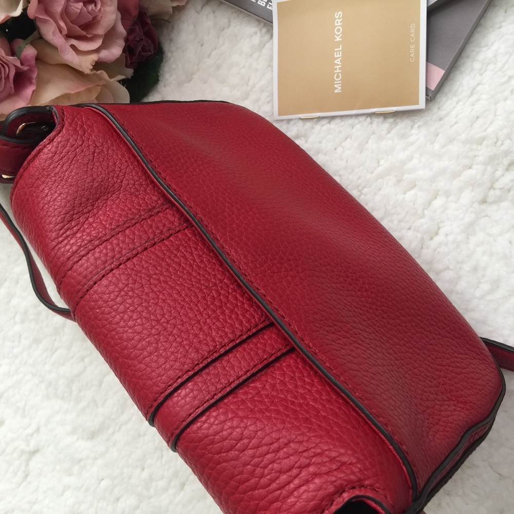 Michael Kors Lila Small Messenger  bag. - Picture 4 of 6