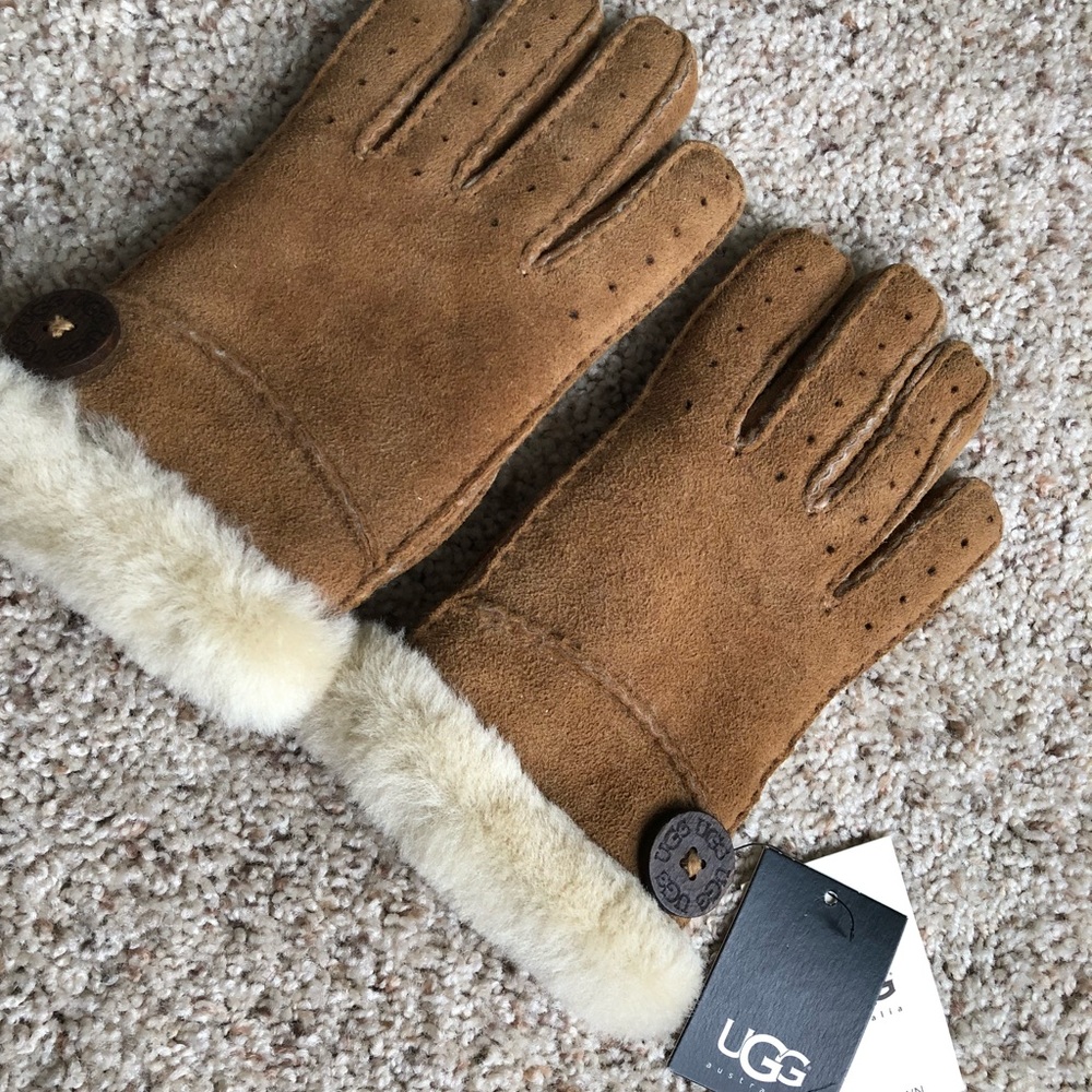 Rare  Ugg Bailey Button size M Shearling Gloves