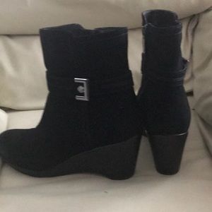 Blondo suede water proof booties in black -size 8