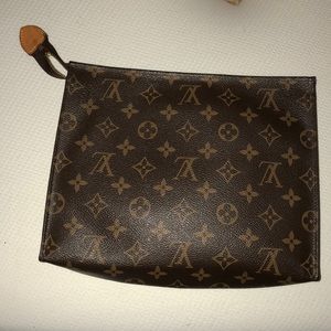 LV TOILETRY POUCH 26