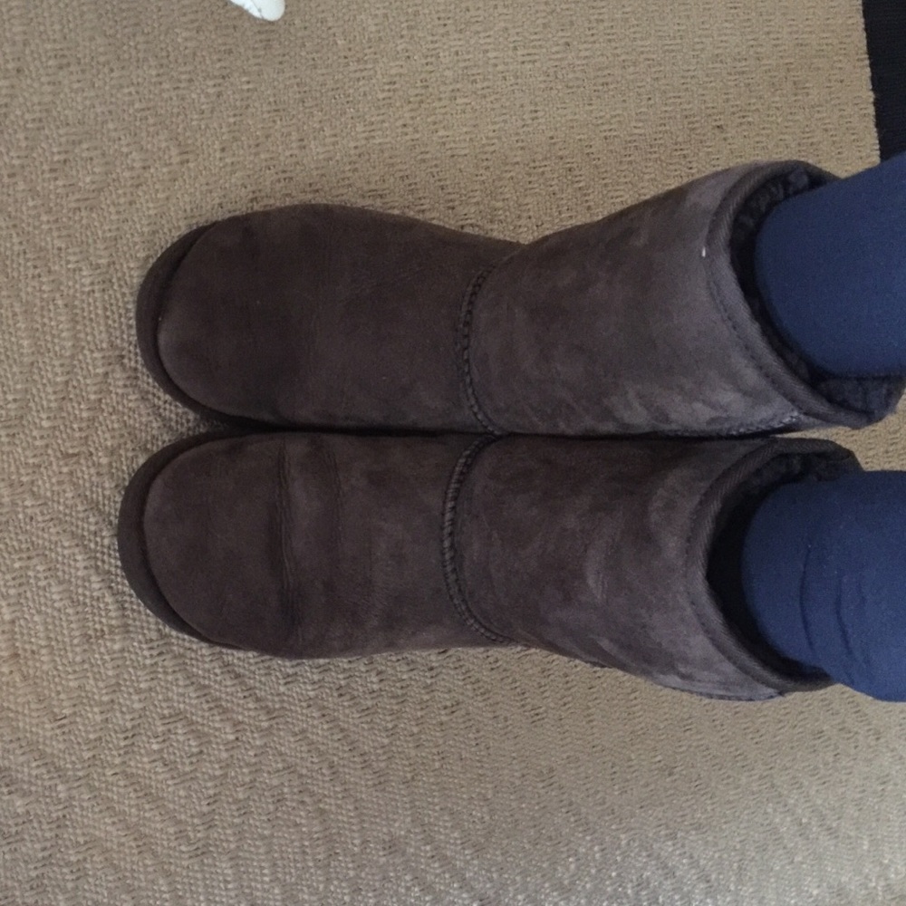 Authentic short chocolate Uggs