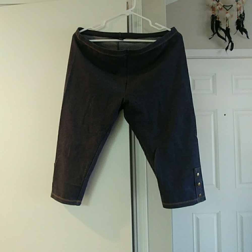 Jegging Capris w/ Button Accents