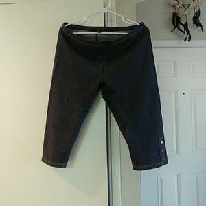 Jegging Capris w/ Button Accents