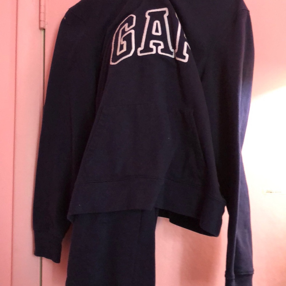 GAP SWEATS SIZE LARGE IN NAVY BLUE