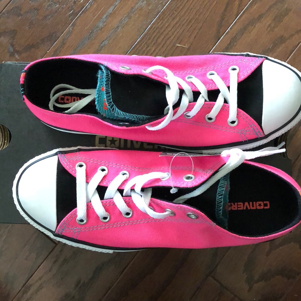 NWT converse juniors size 5