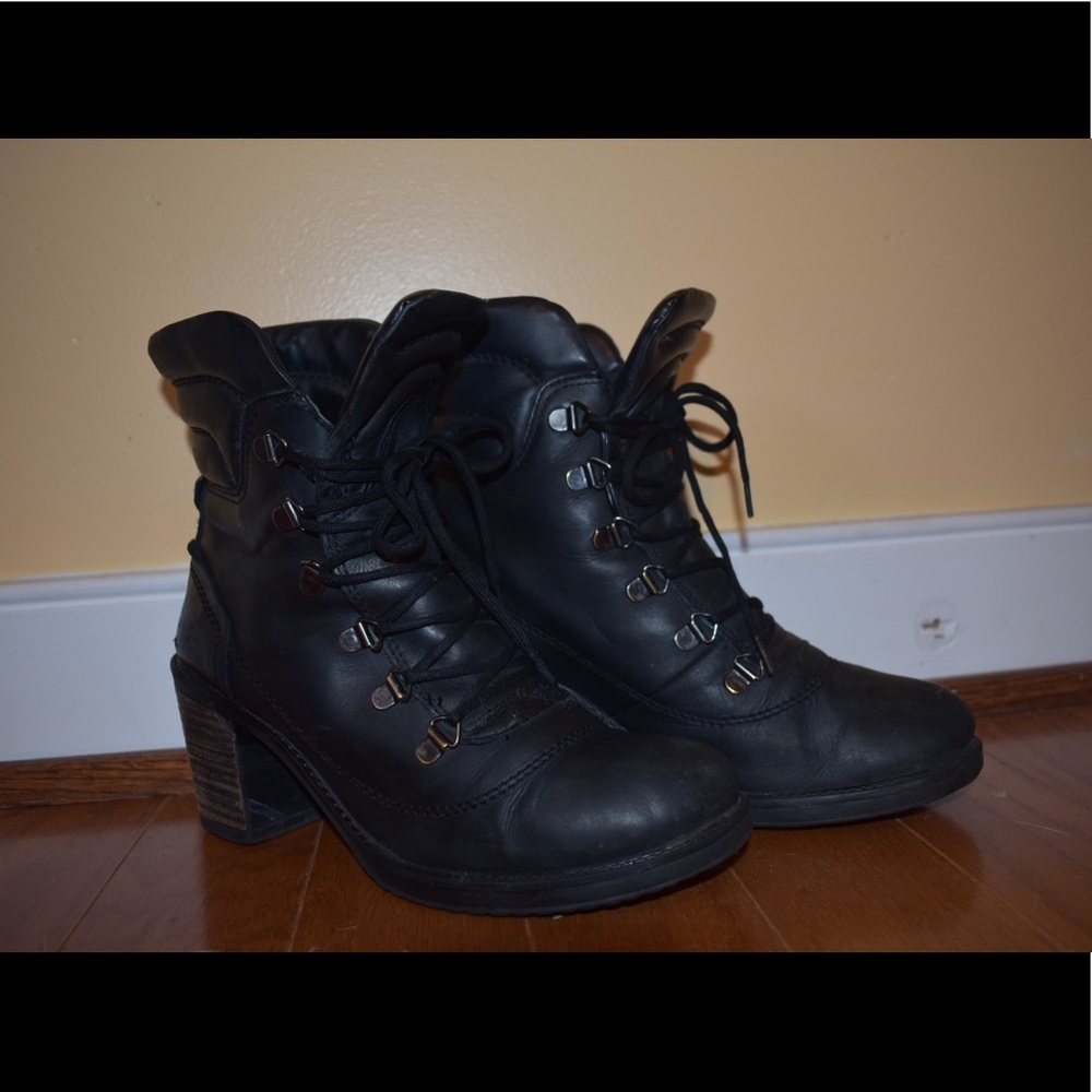 Black leather Steve Madden lace up boots