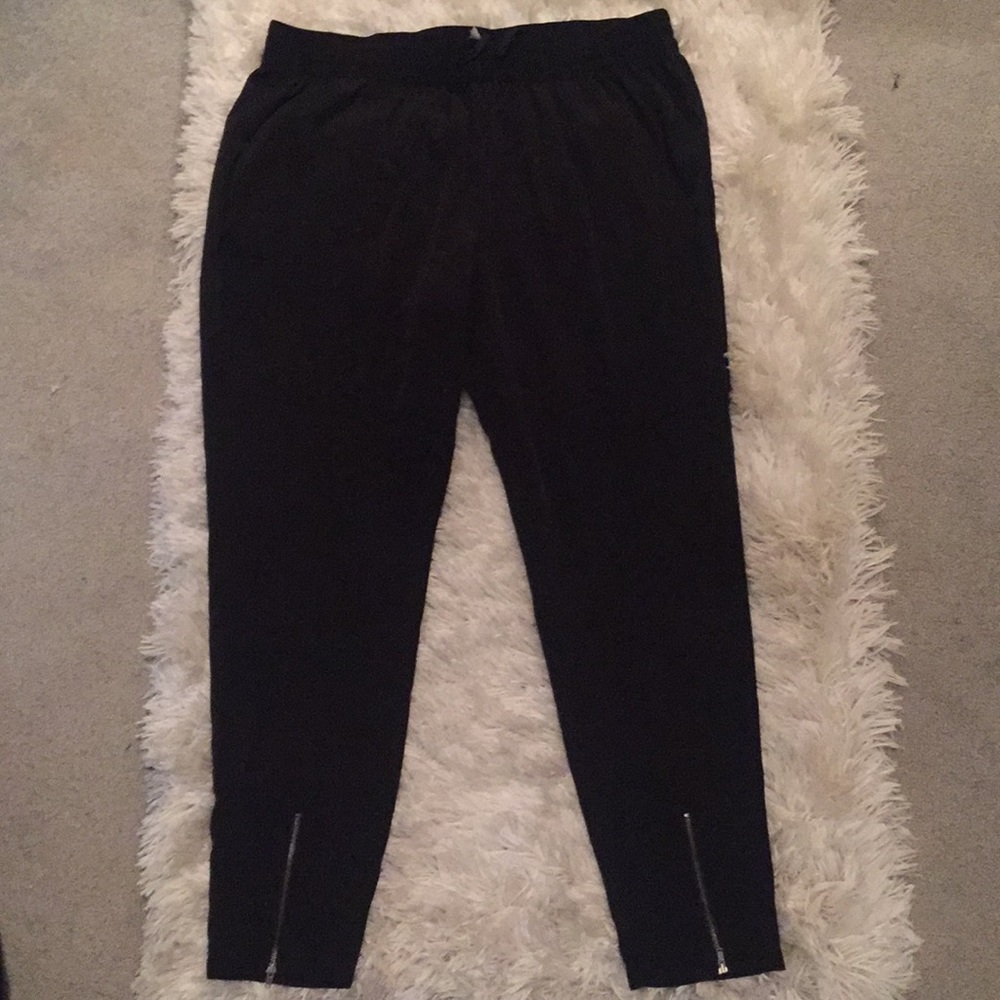 Black polyester dress pant w/ ankle zipper detail