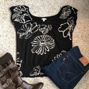 American Eagle Top black and cream colored pattern