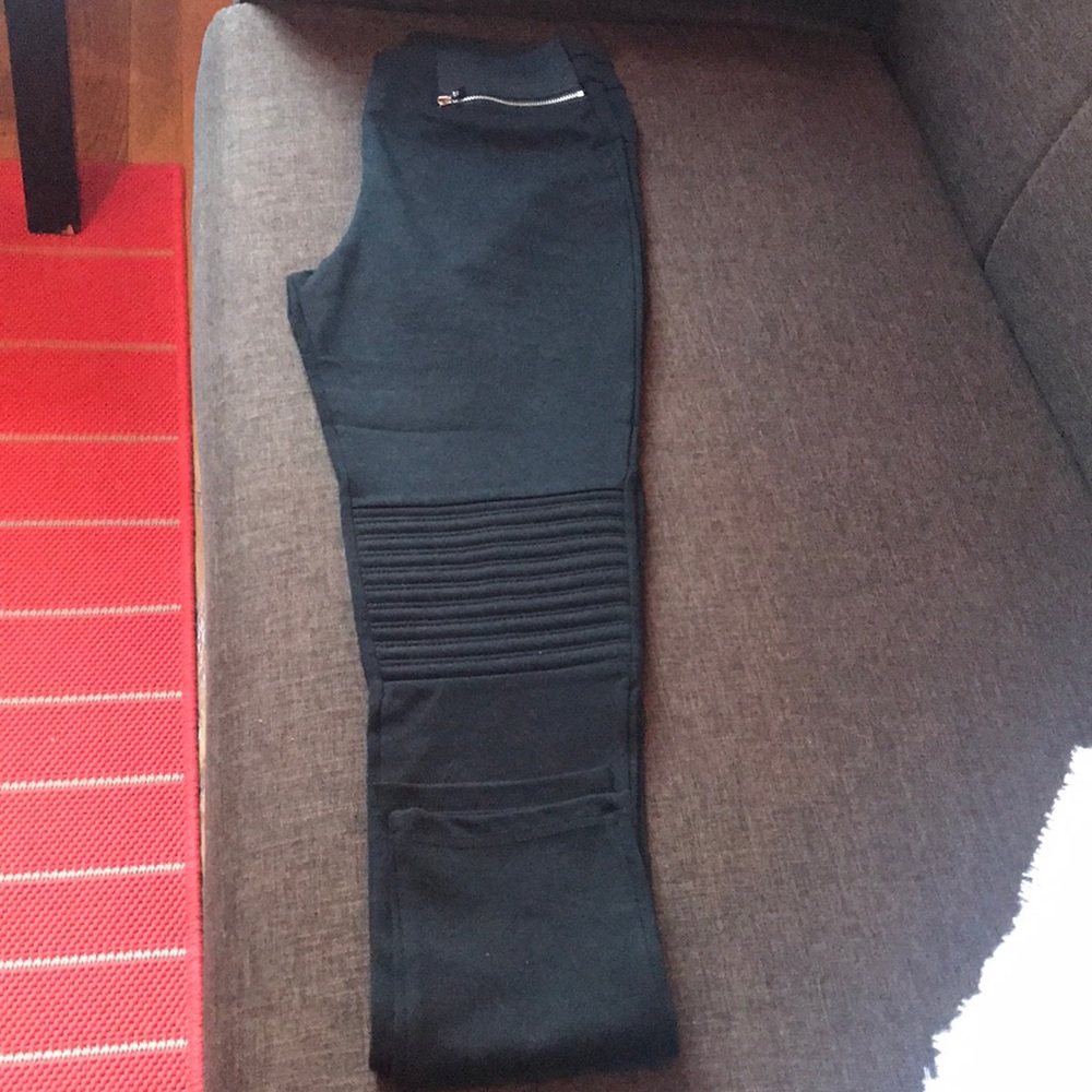 Zara black leggings with zippers at the waist.