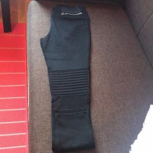 Zara black leggings with zippers at the waist.