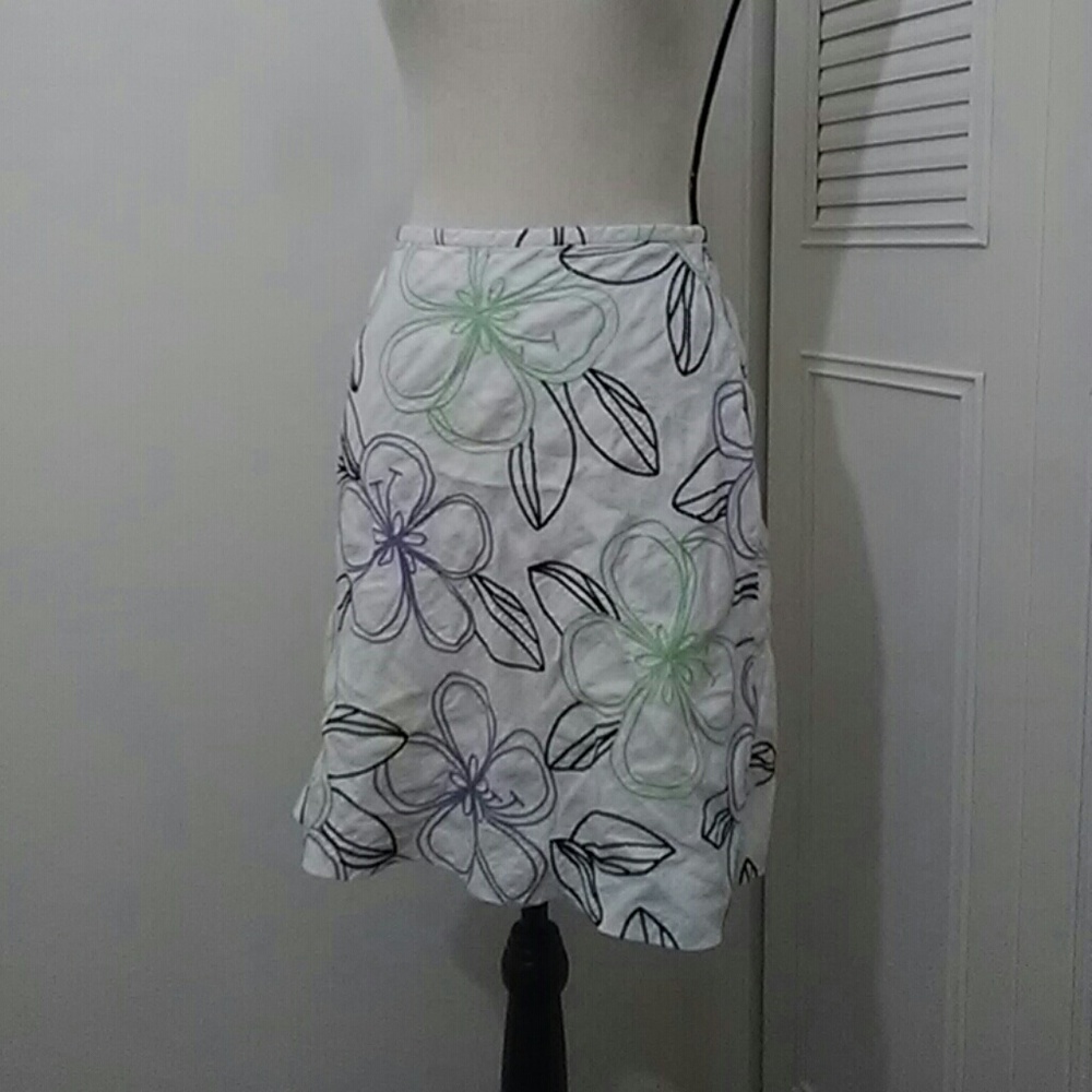 🌈 3/$10 SALE Beautiful Embroidered Skirt