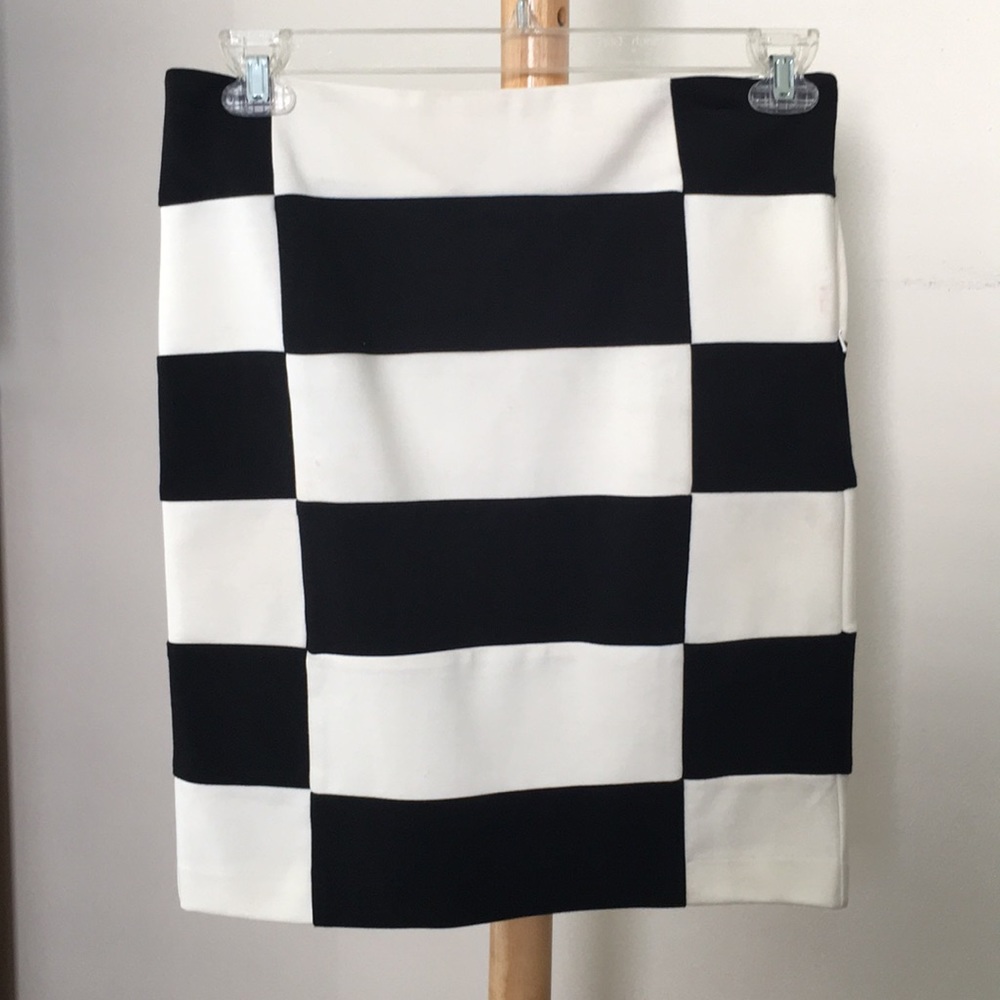 Last Call!🔥Black and White skirt