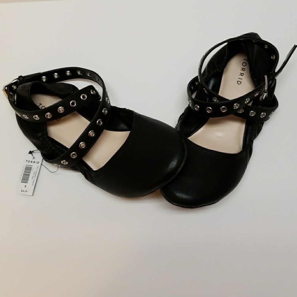 Torrid Black Wrap Around Flats Size 9 NWT