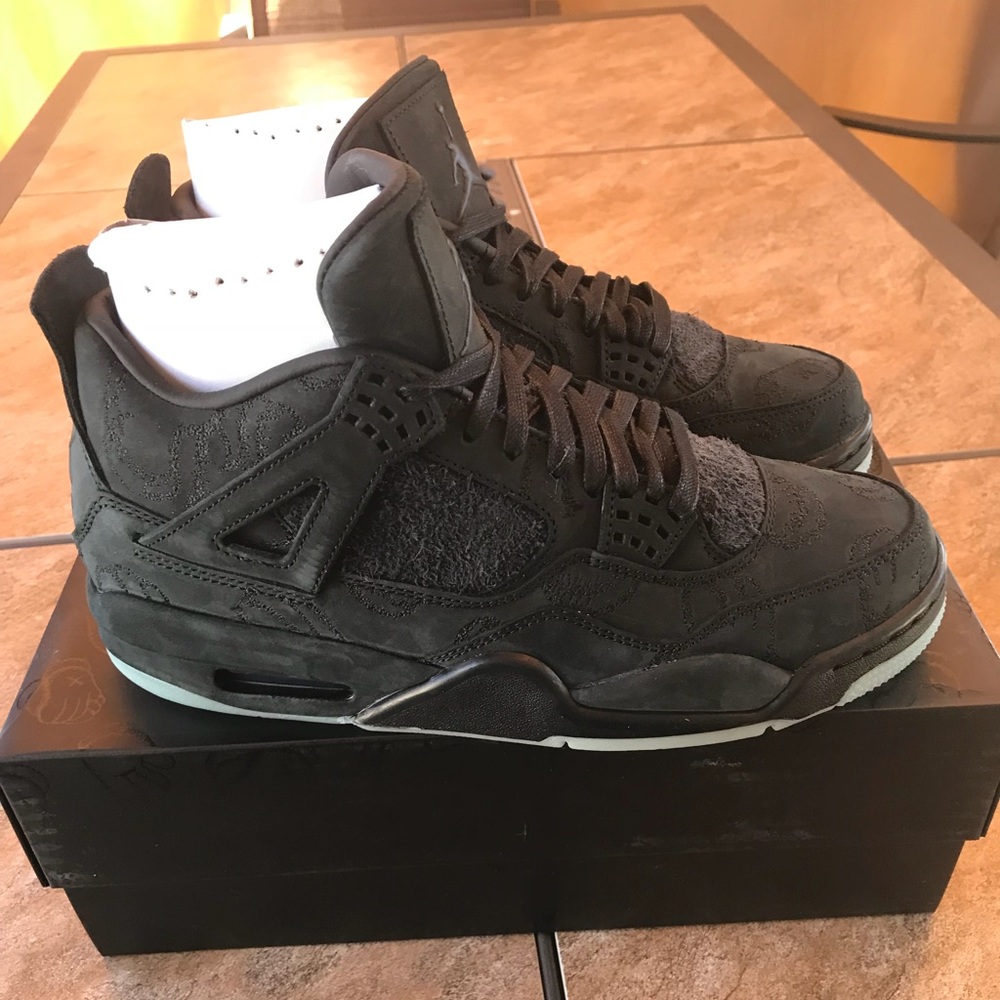 KAWS X JORDAN 4