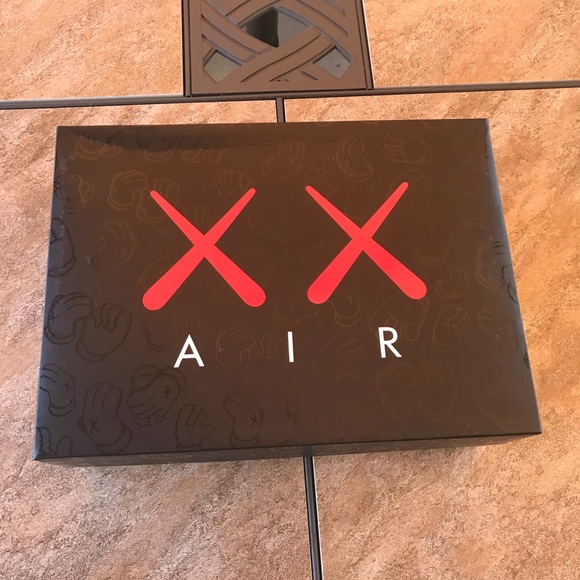 KAWS X JORDAN 4 - Picture 2 of 7