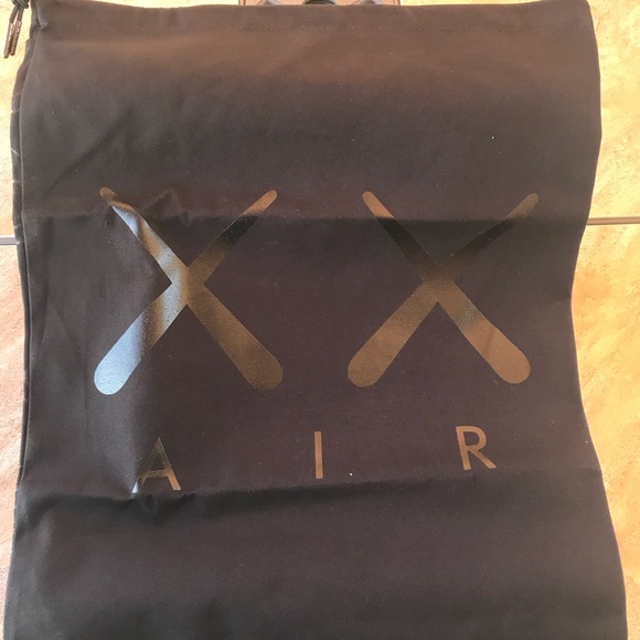 KAWS X JORDAN 4 - Picture 4 of 7