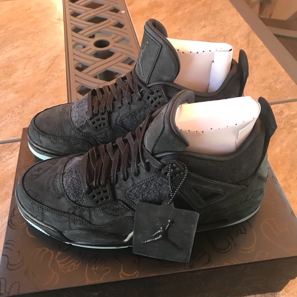 KAWS X JORDAN 4 - Picture 5 of 7