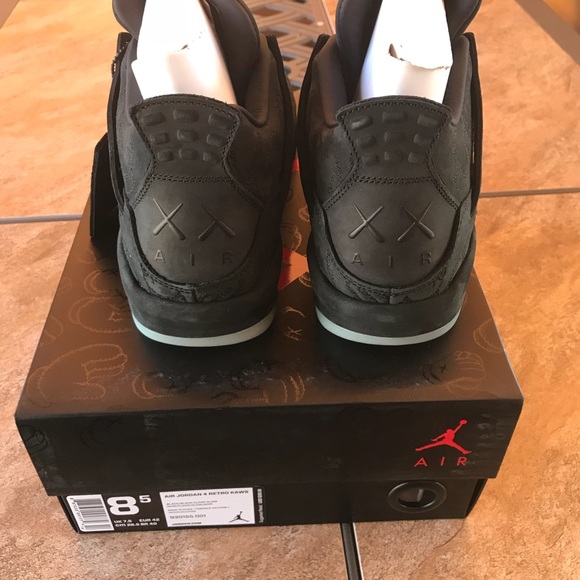 KAWS X JORDAN 4 - Picture 6 of 7