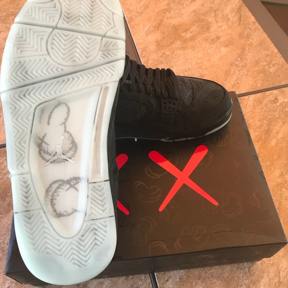 KAWS X JORDAN 4 - Picture 7 of 7