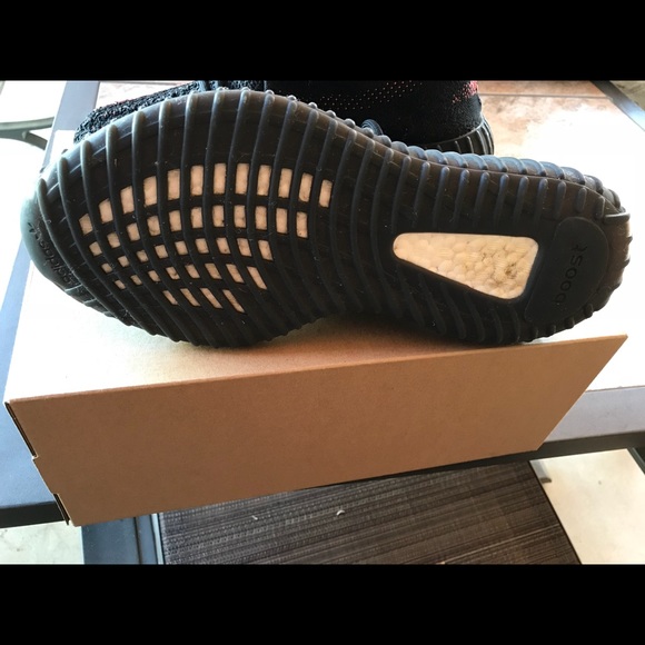 Adidas Yeezy V2 Red Stripe - Picture 4 of 8