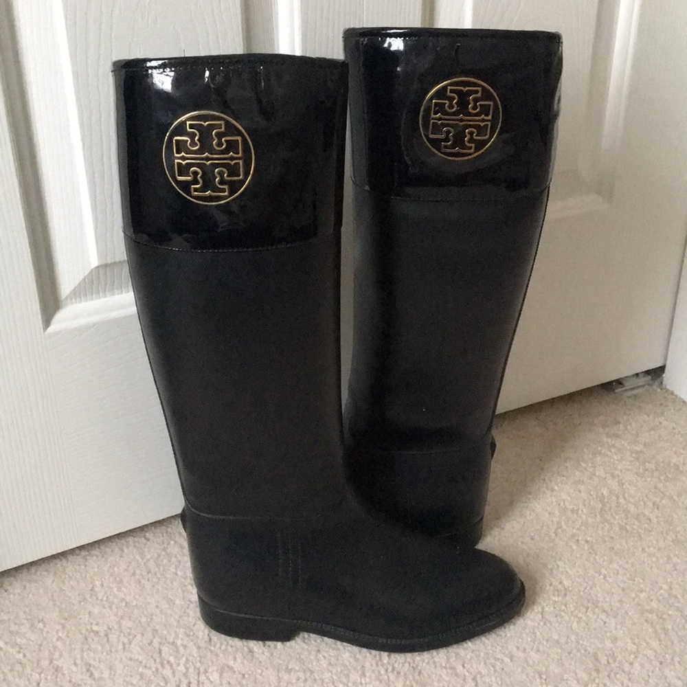 Tory Burch Classic rain boot w black patent trim 8