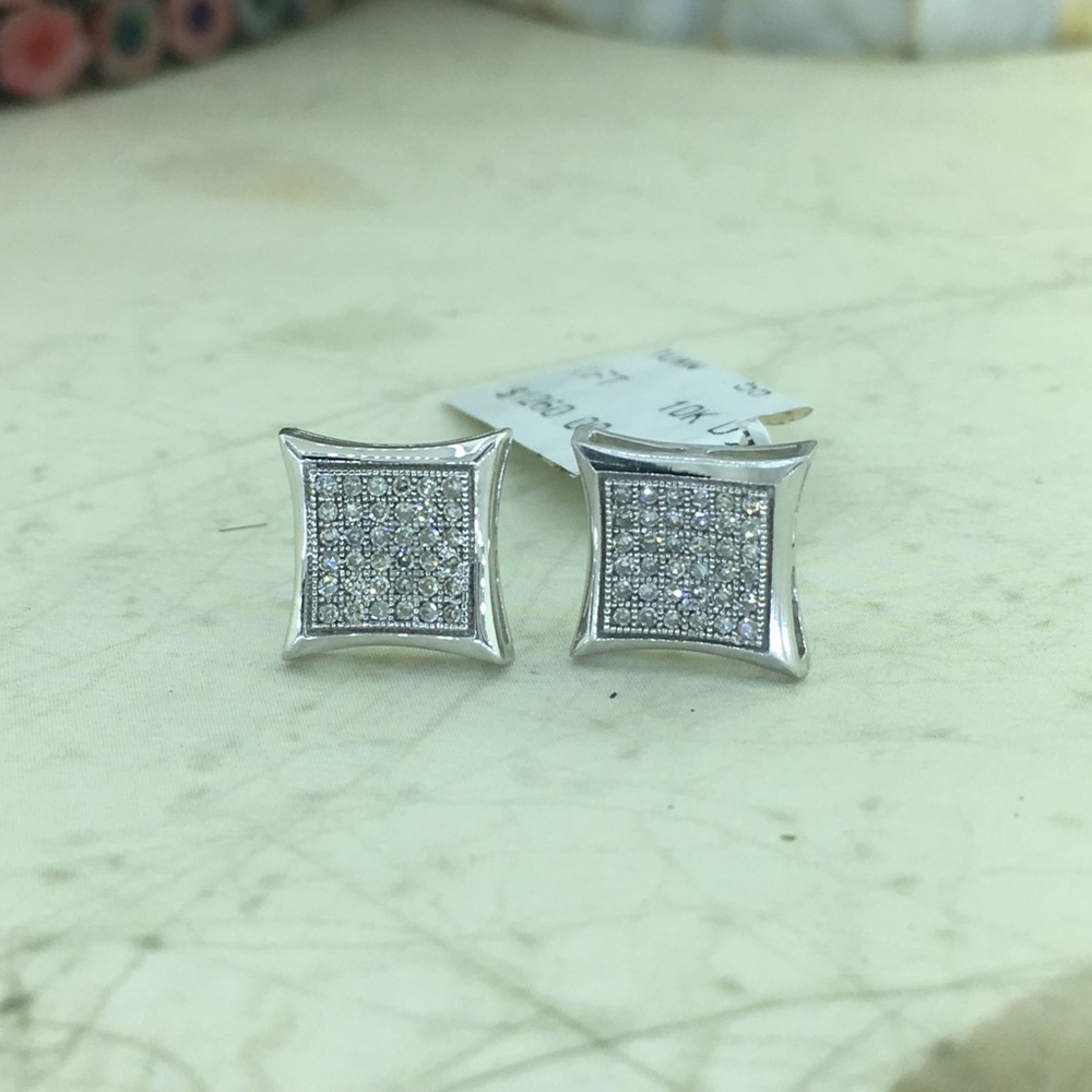 10k white gold 1/2CT diamonds screw back earrings