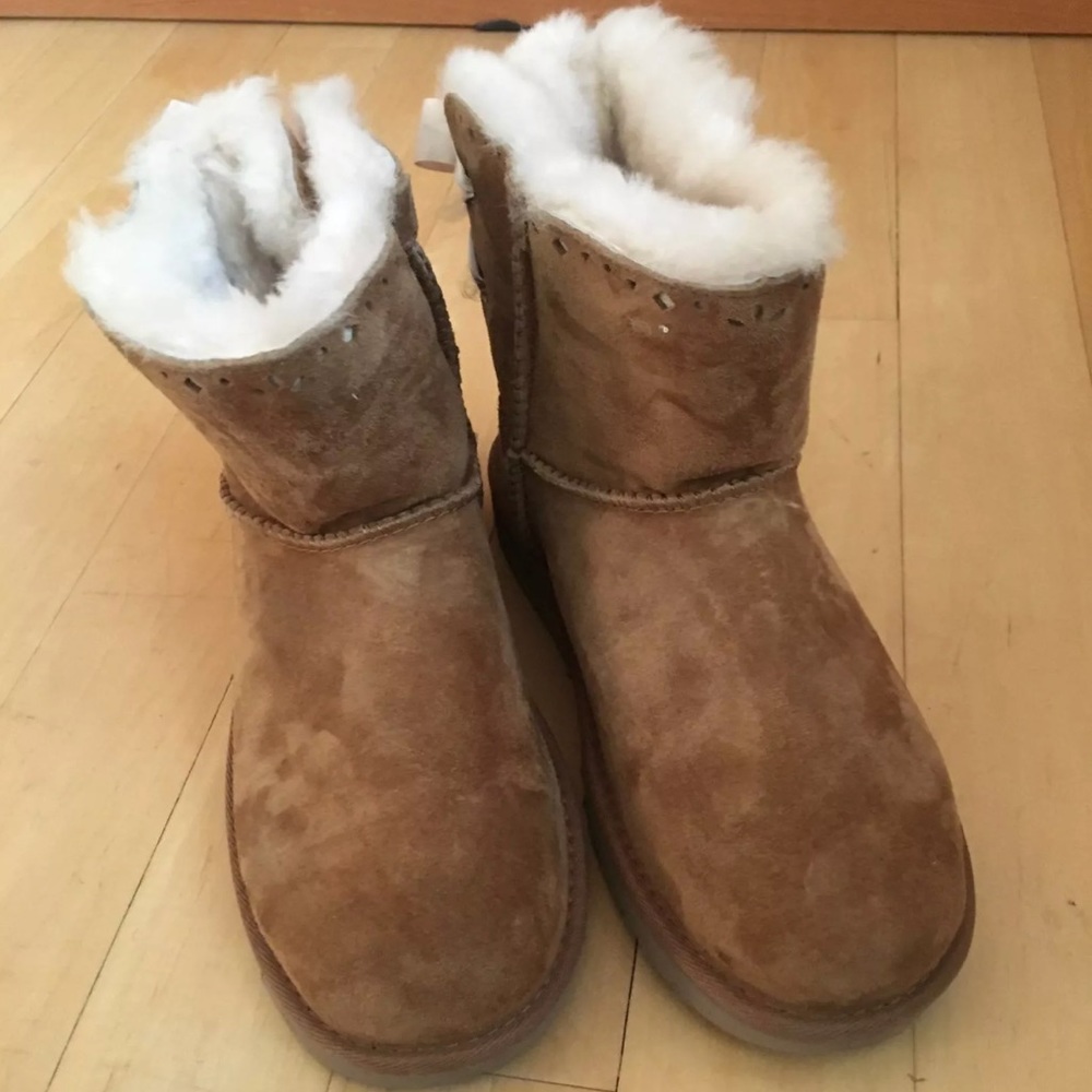 Ugg short boots with pink tie