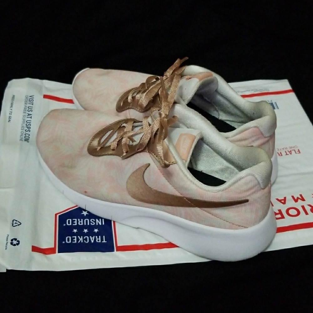 👟Rose gold check, peach and white Nike Roshes👟