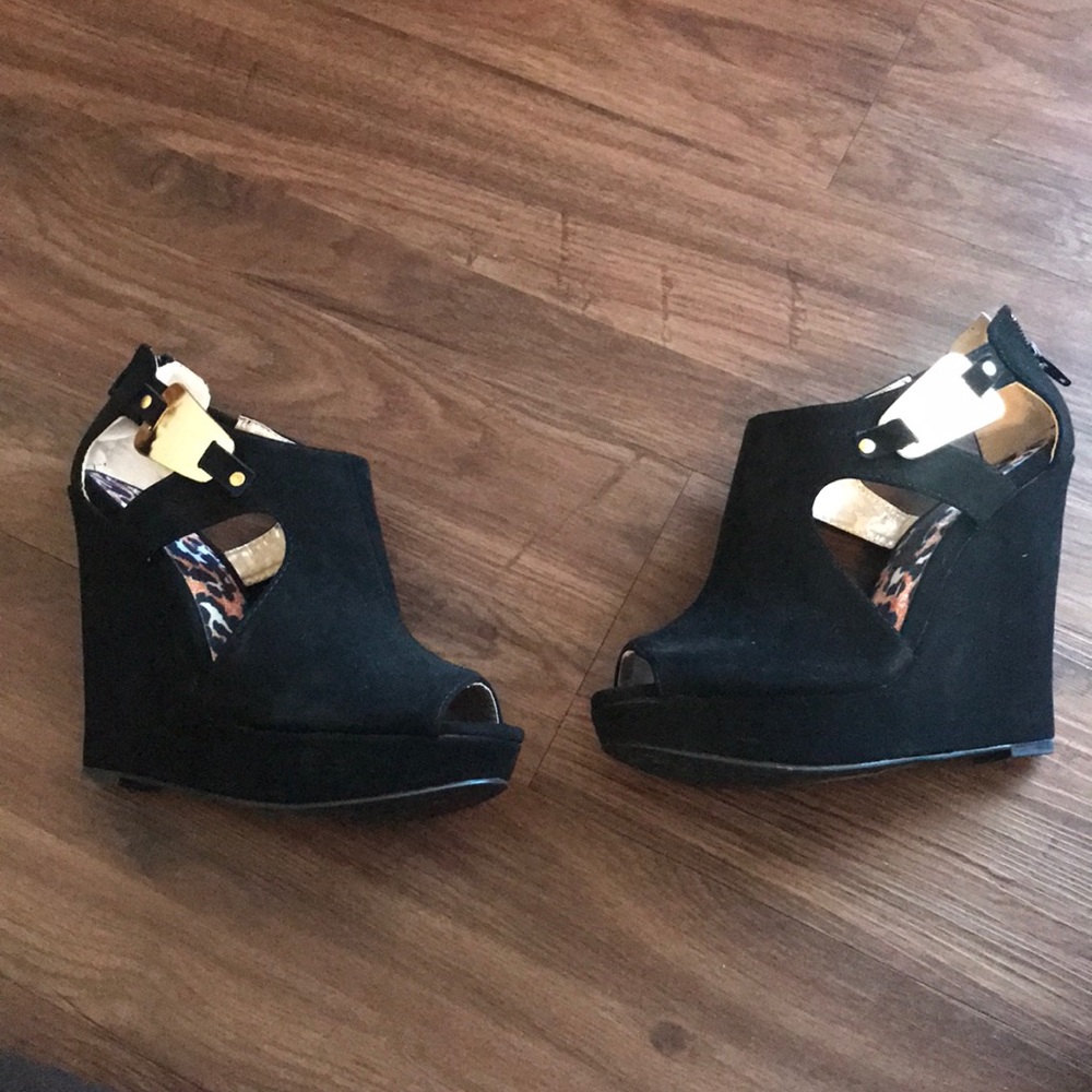 Black wedges