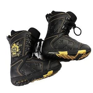 Snowboard boots