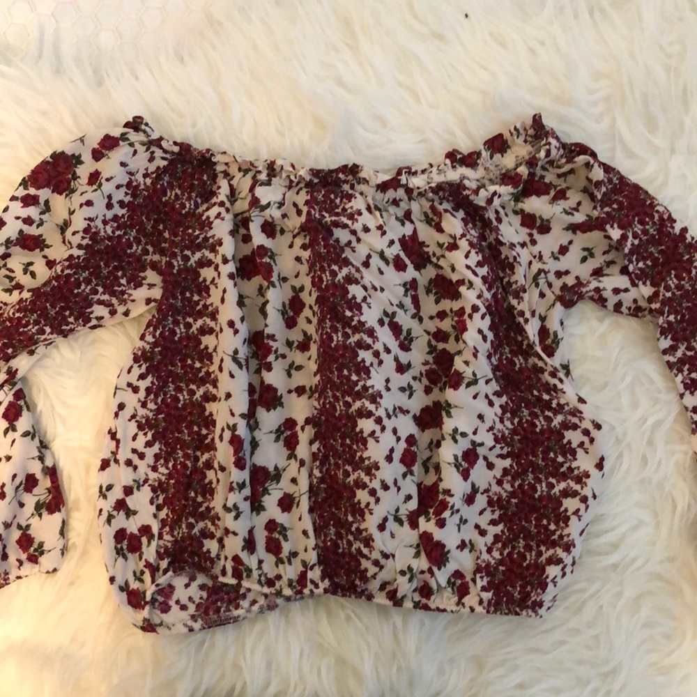 Off the shoulder, rose patterned crop