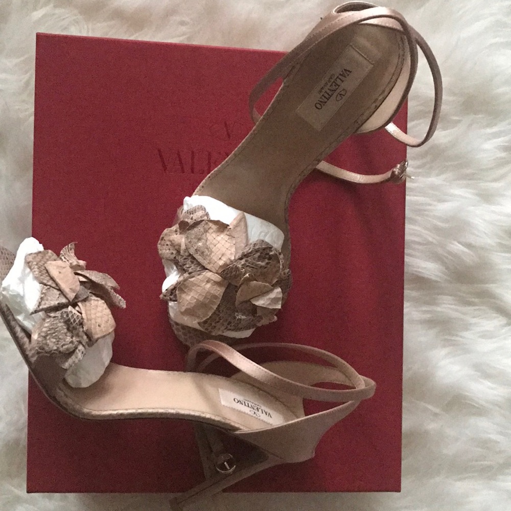 (SOLD)‼️ VALENTINO GARAVANI Satin Sandals