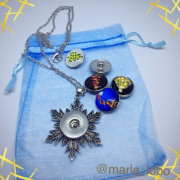 Jewelry - ❄️snowflake necklace❄️five 18mm Snaps