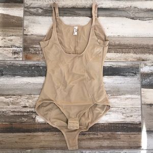 {MaidenForm} Woman’s slimming bodysuit