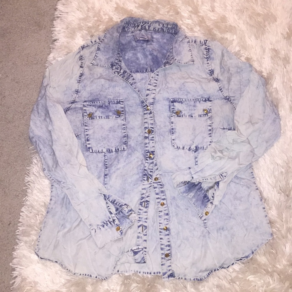 Acid washed denim shirt with stud clasps
