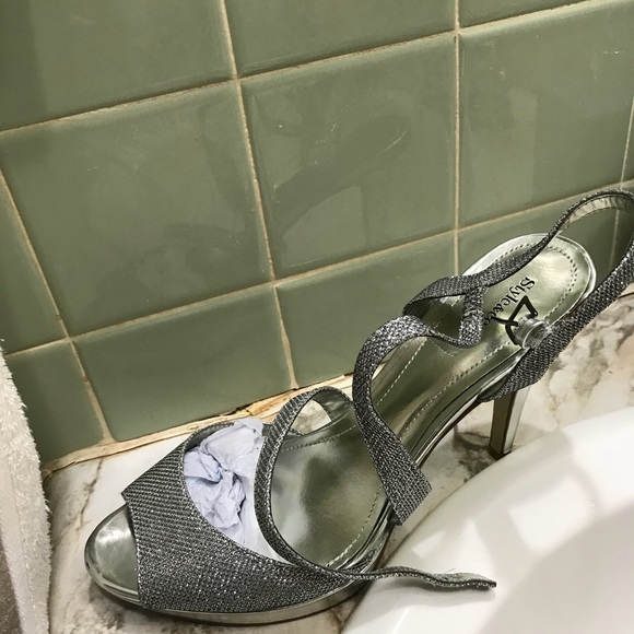 Silver heels - Picture 2 of 4