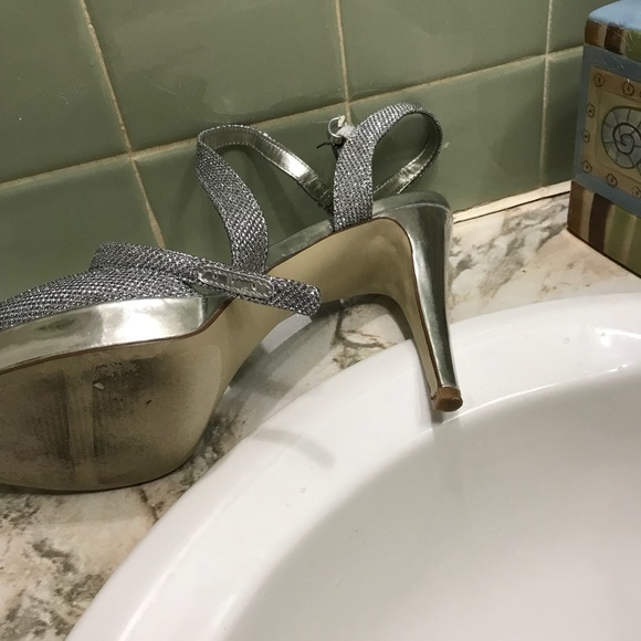 Silver heels - Picture 3 of 4