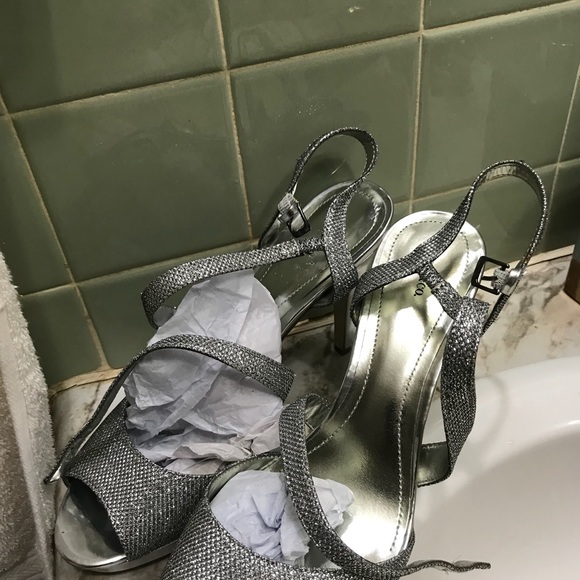 Silver heels - Picture 4 of 4