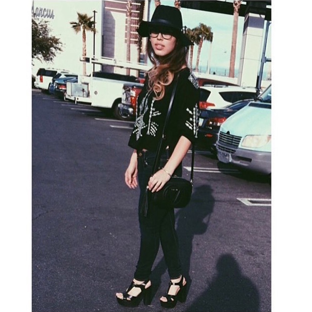 INDIE top black & white