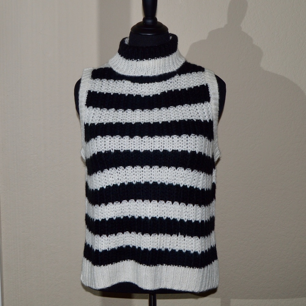 Sleeveless Turtleneck Black/White Striped Sweater