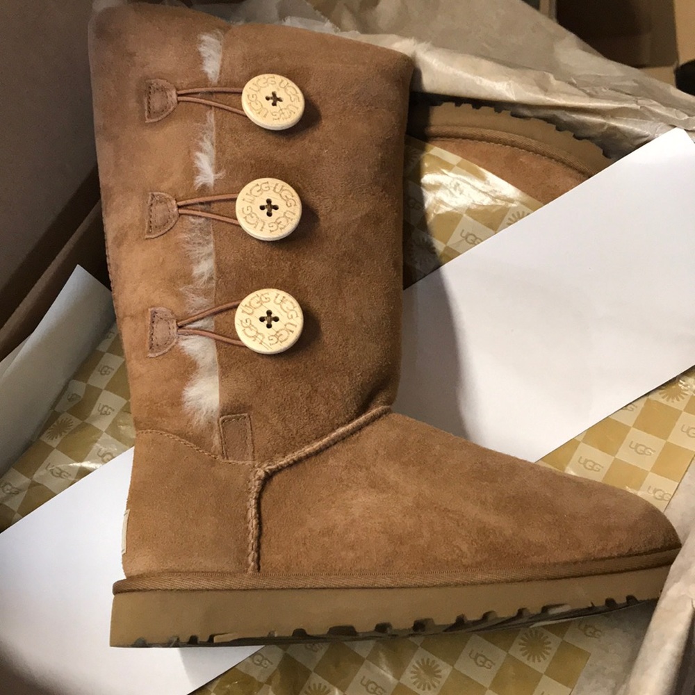 UGG W BAILEY BUTTON TRIPLE CHESTNUT SIZE 5