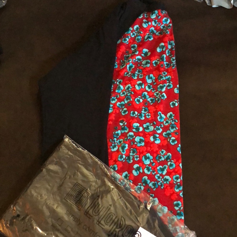 Sm randy in holiday colors w/BNWT black legging OS