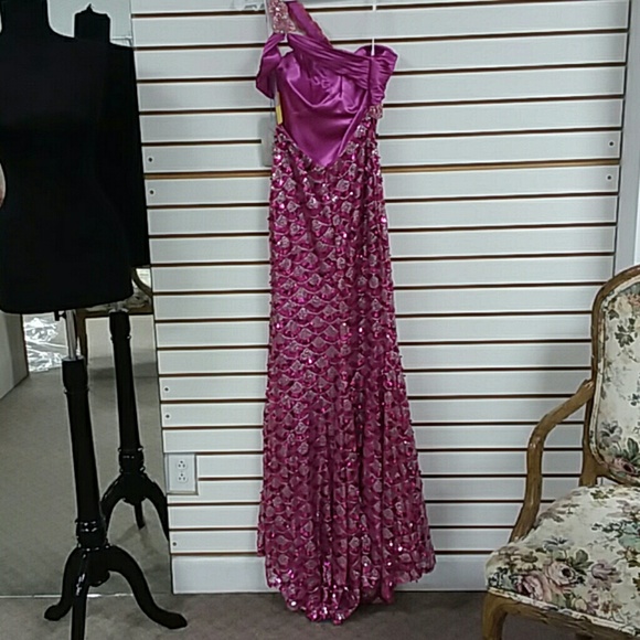 HOT PINK color Riva Designs Prom - Picture 4 of 5