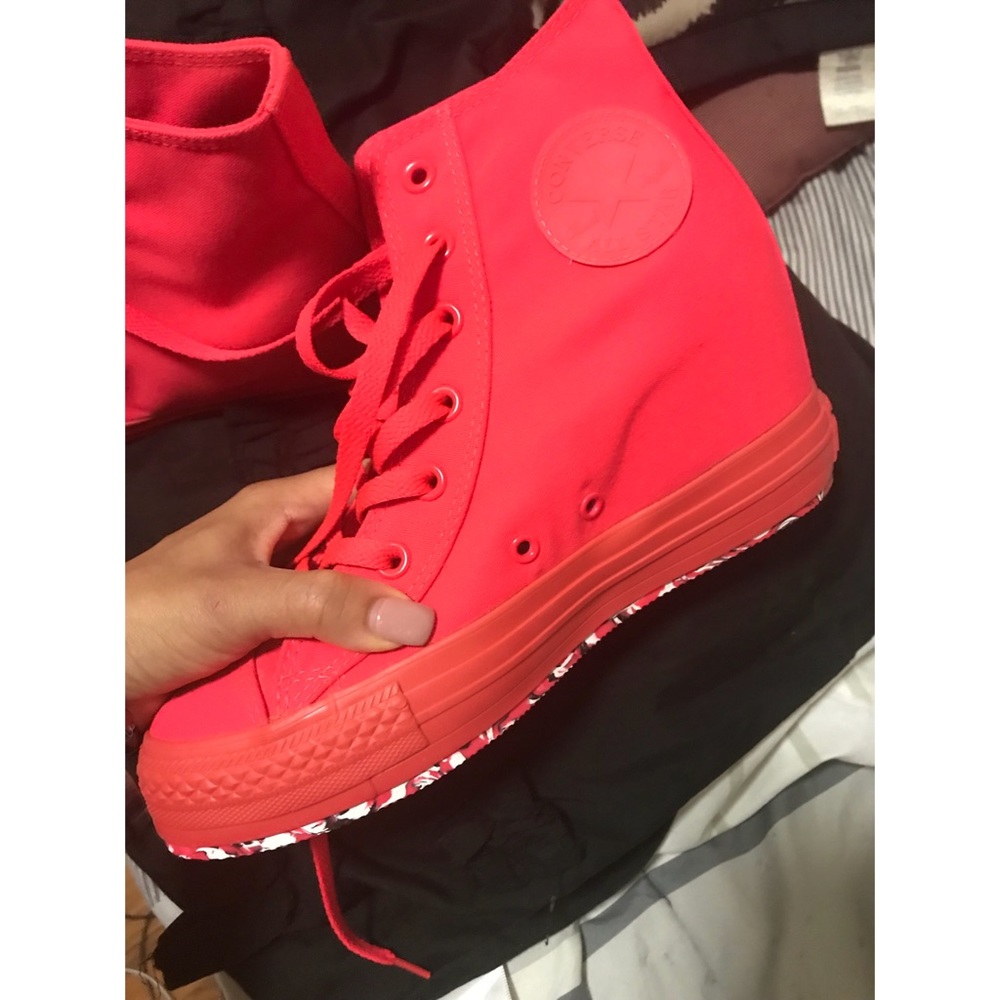 Neon Crimson Converse Wedge-Sneakers