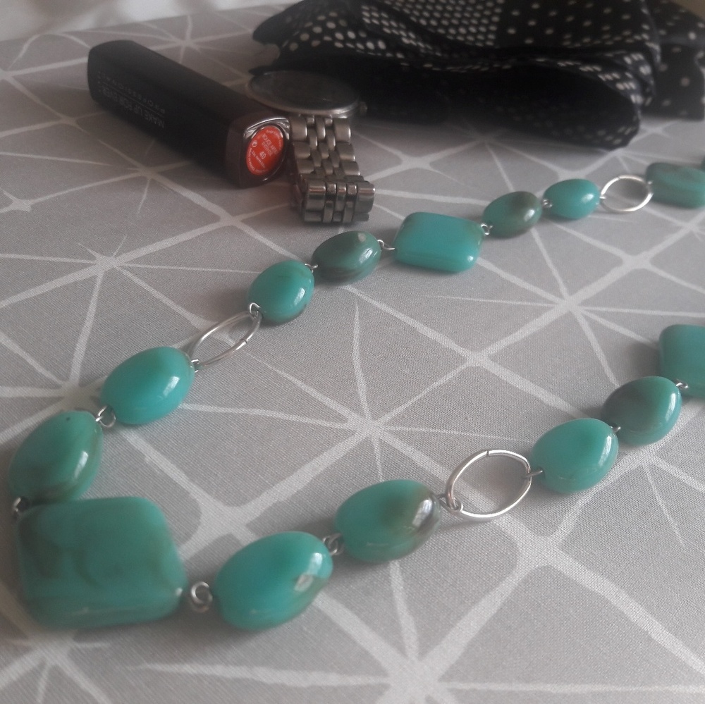 Turquoise bead necklace with  oval silver links