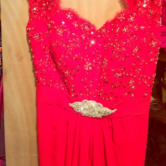 Gowns and dresses for less. - Picture 1 of 8