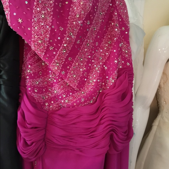 Gowns and dresses for less. - Picture 2 of 8